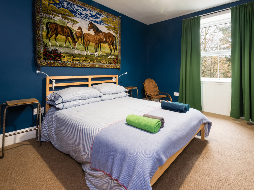 laigh-of-cloichfoldich-strathtay-pitlochry-perthshire-double-blue-bedroom-03