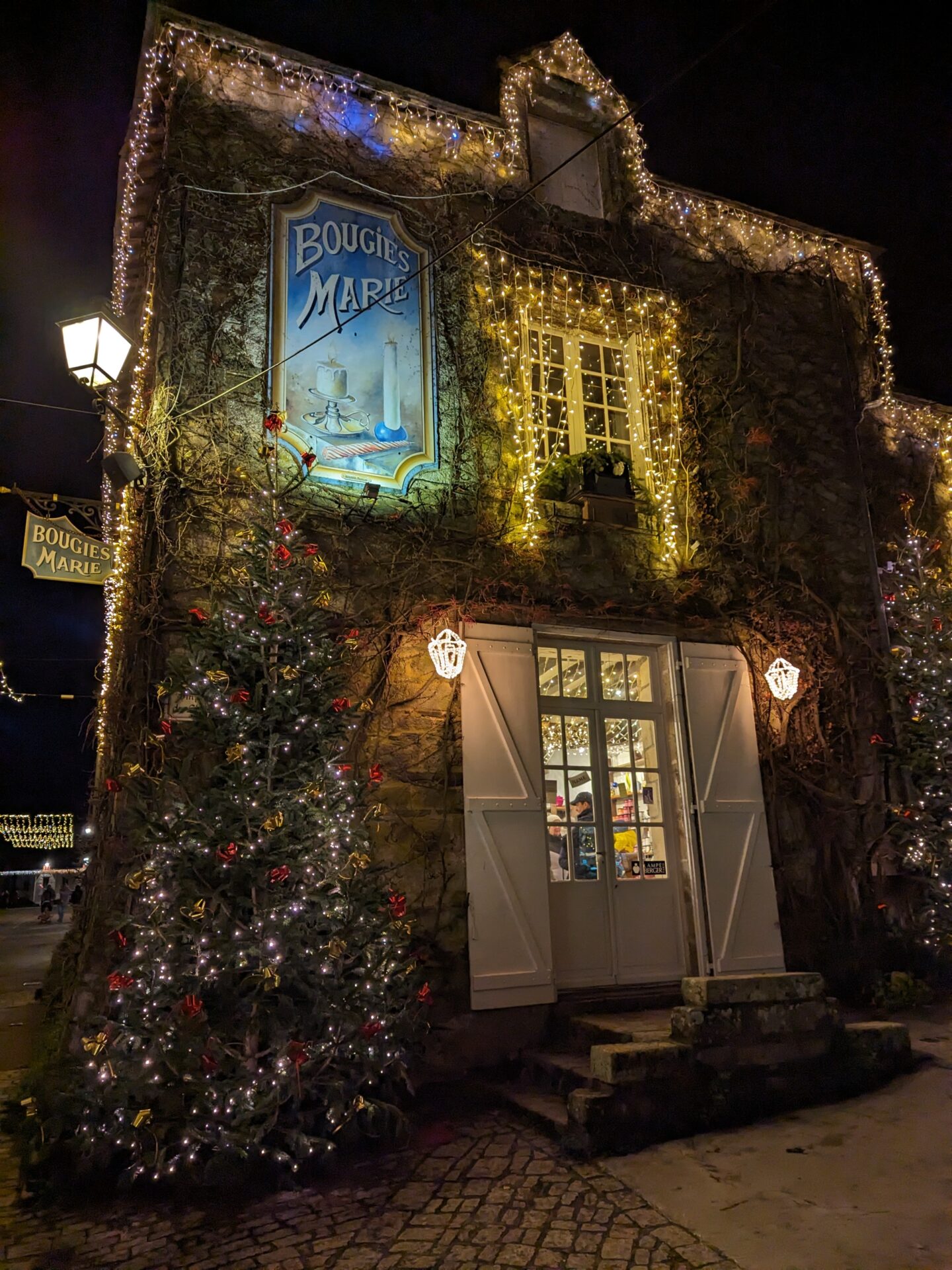 rochefort-en-terre illuminations christmas lights france prettiest village